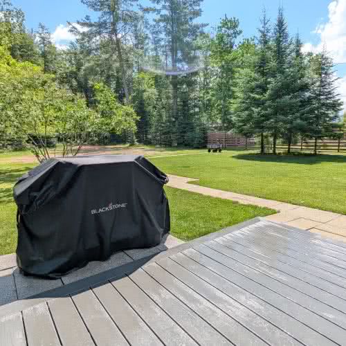 Eine gro&szlig;z&uuml;gige Rasenfl&auml;che an unserem Ferienhaus in Eagle River bietet Kindern einen sicheren und unterhaltsamen Spielbereich im Freien am See.