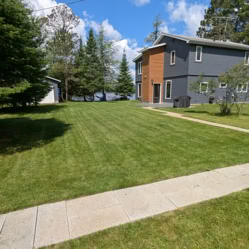 Gem&uuml;tliche Feuerstelle im Freien bei Smile Awhile in Eagle River, Wisconsin &ndash; perfekt zum Marshmallow-R&ouml;sten mit der Familie und f&uuml;r sternenklare Abende in den W&auml;ldern des Nordens.