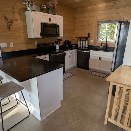 Einbauleuchten und moderne Einbauschr&auml;nke in unserer voll ausgestatteten K&uuml;che schaffen einen hellen und einladenden Raum zum Kochen im Ferienhaus am See.