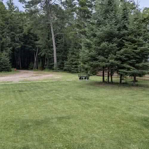 Bei Smile Awhile in Eagle River, Wisconsin, stehen ausreichend kostenlose Parkpl&auml;tze direkt am Gel&auml;nde zur Verf&uuml;gung, mit gen&uuml;gend Platz f&uuml;r Bootsanh&auml;nger, Schneemobilanh&auml;nger und mehrere Fahrzeuge.