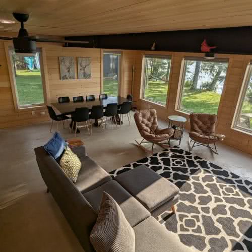 Ein gro&szlig;er K&uuml;hlschrank steht im Smile Awhile in Eagle River, Wisconsin, zur Verf&uuml;gung und bietet somit Komfort f&uuml;r l&auml;ngere Urlaubsaufenthalte.