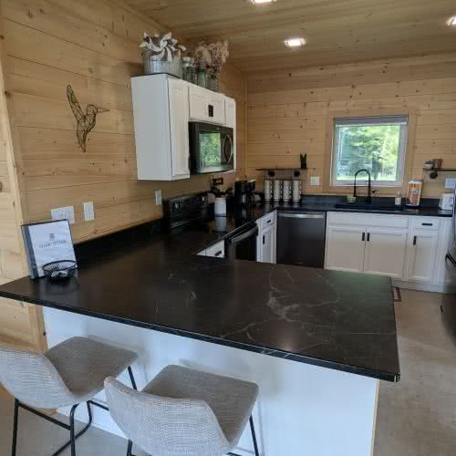 Gro&szlig;e Granitarbeitsplatten und ein modernes Sp&uuml;lbecken bieten viel Platz f&uuml;r die Zubereitung gro&szlig;er Familienmahlzeiten im Smile Awhile in Eagle River.