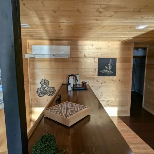 Hochgeschwindigkeits-WLAN und ein eigener Arbeitsbereich bei Smile Awhile gew&auml;hrleisten eine zuverl&auml;ssige Verbindung f&uuml;r Remote-Arbeit oder Streaming in den Northwoods.