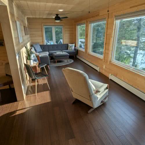 Gro&szlig;z&uuml;gige private Zufahrt an unserem Ferienhaus in Eagle River mit ausreichend Platz f&uuml;r mehrere Fahrzeuge, Bootsanh&auml;nger und Schneemobilanh&auml;nger.