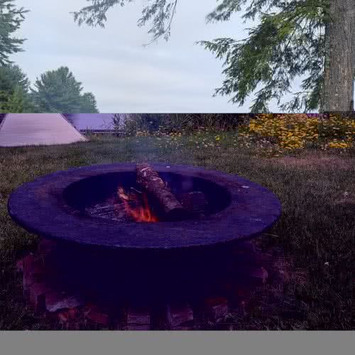 Die &uuml;ppige Landschaft der Northwoods bei Smile Awhile bietet mit ihren hoch aufragenden Kiefern und malerischen Naturpfaden einen friedlichen R&uuml;ckzugsort im Wald.