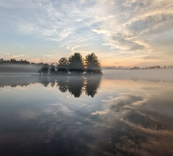 Unser Ferienhaus am Seeufer ist komplett umz&auml;unt und bietet Kindern eine sichere und private Umgebung zum Spielen und G&auml;sten zum Entspannen in der Natur.