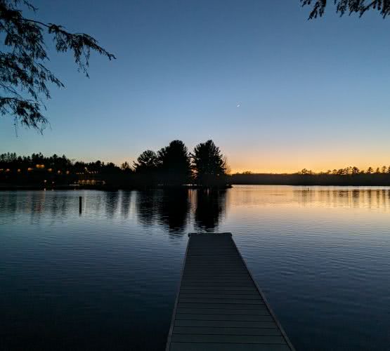 Unser Ferienhaus am Seeufer ist komplett umz&auml;unt und bietet Kindern eine sichere und private Umgebung zum Spielen und G&auml;sten zum Entspannen in der Natur.