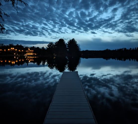 Unser Ferienhaus am Seeufer ist komplett umz&auml;unt und bietet Kindern eine sichere und private Umgebung zum Spielen und G&auml;sten zum Entspannen in der Natur.